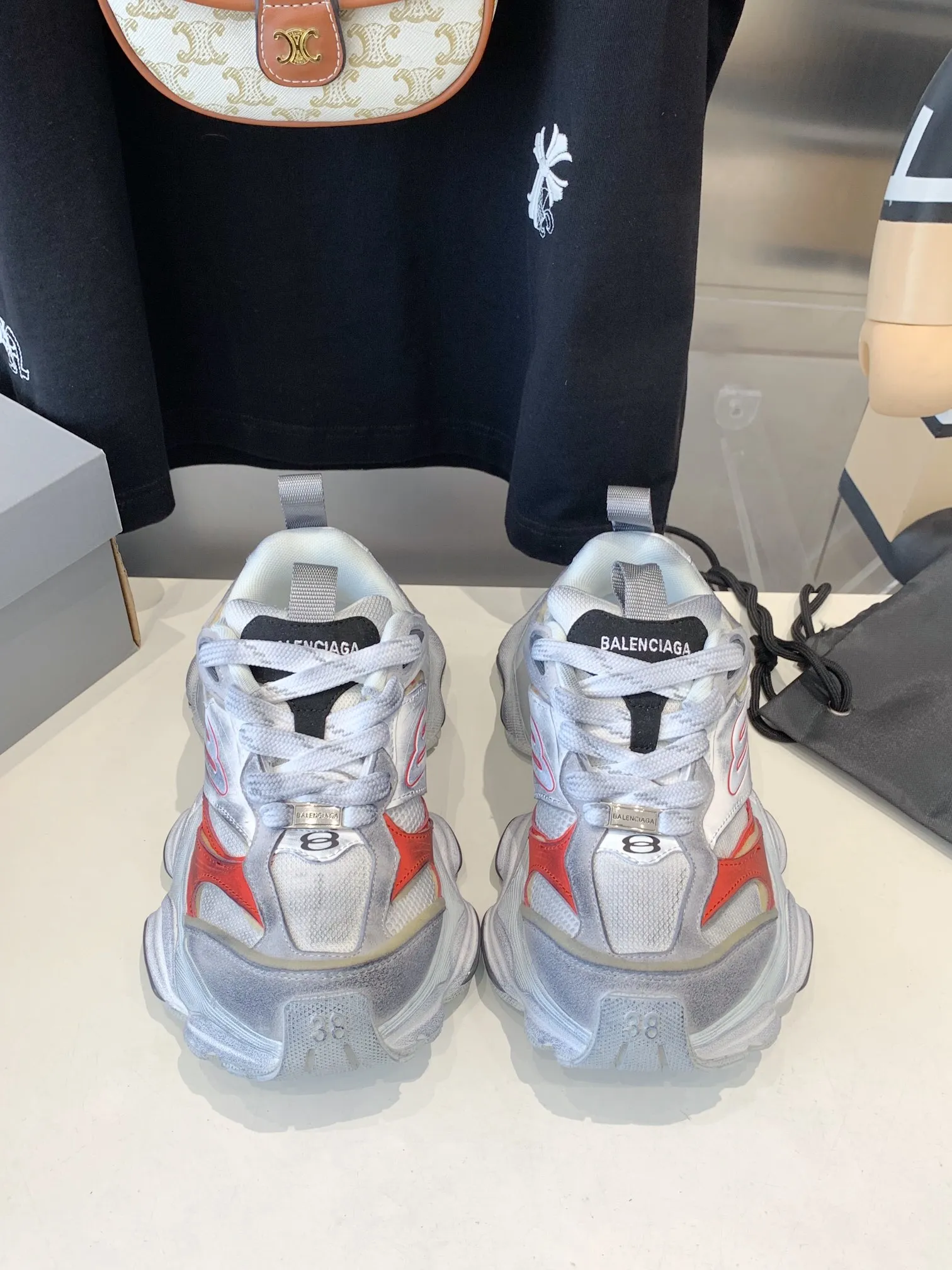 👟👟Ex-factory price 820👟👟 Paris 5XL correct version Balenciaga CARGO 23ss catwalk style 🔺 ℹ️The distressing process is done by hand. The degree of distress, scratch size and range of each shoe has a certain difference, which is normal. The upper is filled with high-density imported sponge, and the tongue is embroidered with Balenciaga words, as well as small engraving details. This plaque is developed by a separate mold, and there is 3M reflective material on the side. The three-dimensional logo and size mark on the heel, accessories dust bag and included shoelaces are upgraded and thickened shoe boxes. They are all made of original files and original lasts. CNC developed 1:1 proportion weight. Original EVA environmentally friendly deodorizing ring type insole. Newly developed 7-layer private mold. Combined anti-slip outsole. Information ℹ️ A large version design that has become more popular in recent years. This cargo is fatter than 3xl. It has a very good wrapping feel and is also very retro and fashionable. The sole is definitely very wear-resistant. Size: 35 -46